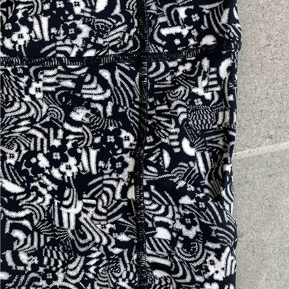 Lululemon Wanderlust leggings, size 8 - Picture 5 of 5